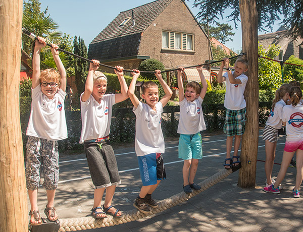 Kinderen hangend aan een touw tijdens een jeugdkamp