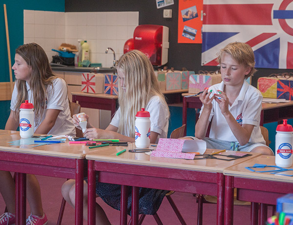 Impressie van Knutselende kinderen op een kinderkamp